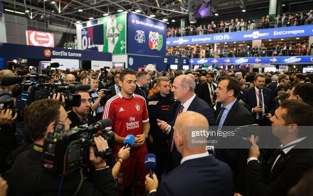 欧洲足球转会市场风云再起：冬季窗前黑马球员与豪门策略深度解析